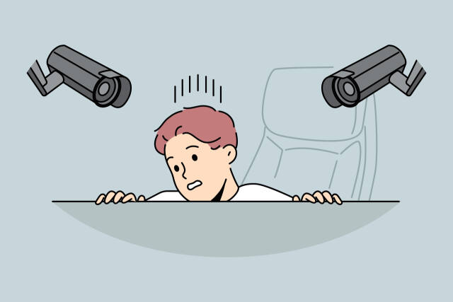 감시당하고 있다.